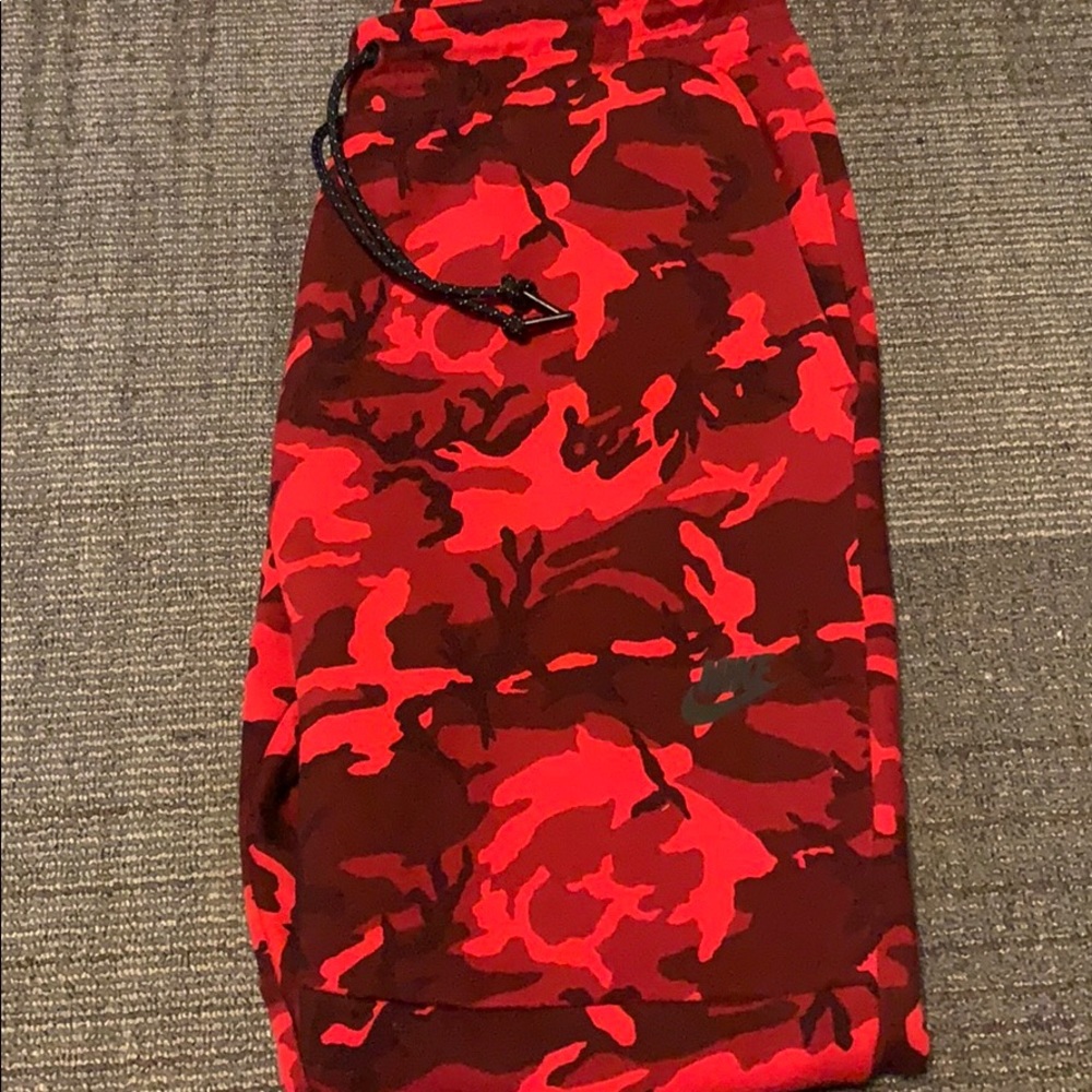 Men’s Red camo Nike tech fleece joggers size M